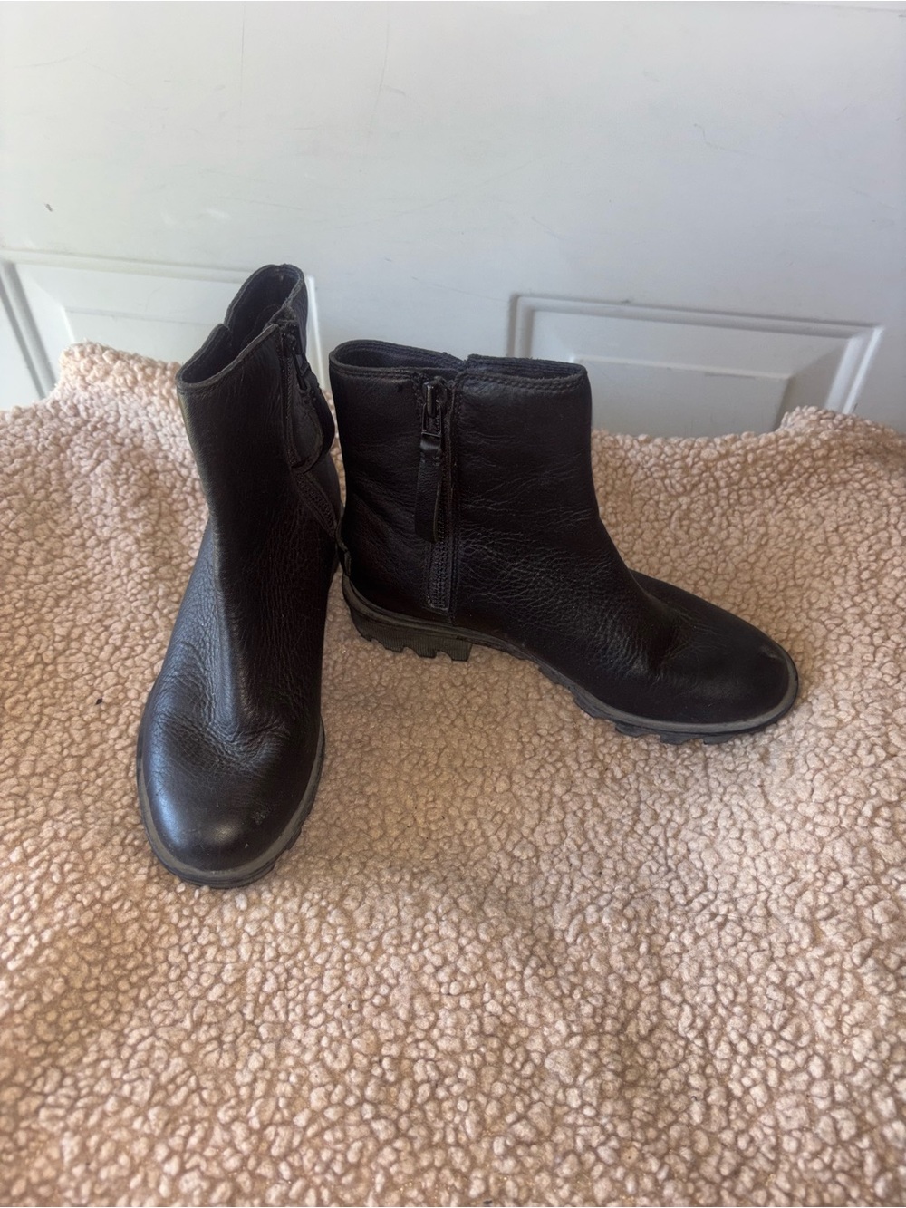 Sorel black leather lug sole ankle boots size 5.5